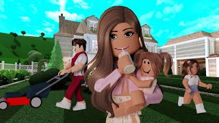 GARDENING WITH THE FAMILY  Bloxburg Roleplay [upl. by Epilihp]