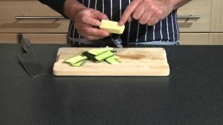 Comment faire une julienne de courgette [upl. by Nyrtak985]