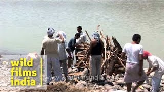 Hindu cremation rituals in India [upl. by Carie]