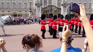 relève de la garde royale buckingham palace [upl. by Eiramaneet]