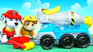 Patrulha Canina usa a betoneira de massinha Histórias para crianças com brinquedos Paw Patrol [upl. by Jessalyn]