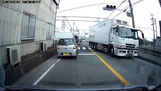 何度も接触事故を起こしても気が付かず走行し続ける軽自動車 [upl. by Jahncke918]